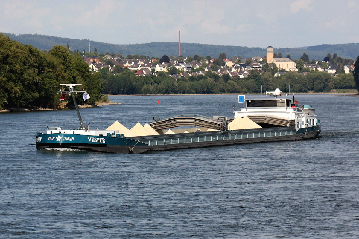 GMS VESPER (ENI:06003944) L.110 m B.11,45 m T 3027 Flagge Belgien auf dem Mittelrhein zu Tal am 11.06.2022 in Andernach.