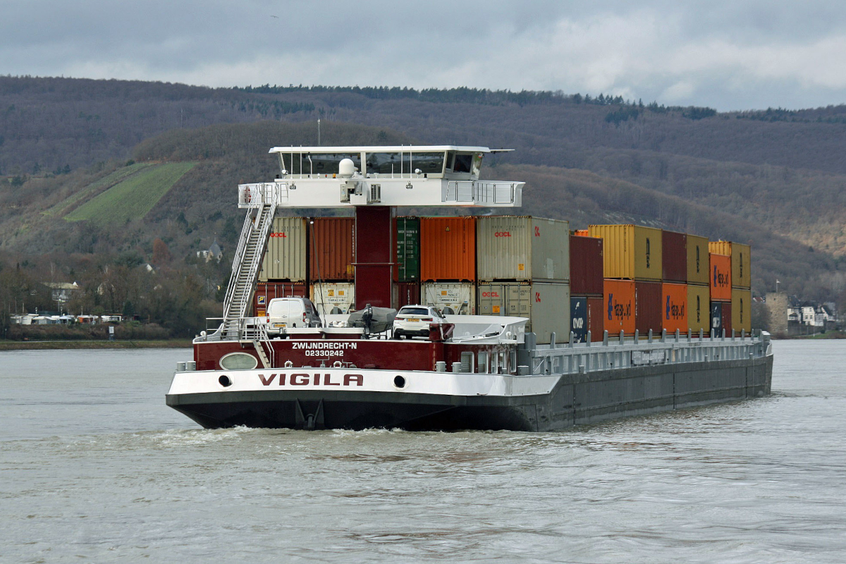 GMS VIGILA (ENI:02330242) L.135 m B.14,20 m T.5000 Flagge Niederland auf dem Rhein am 31.12.2022 zu Tal in Braubach. 