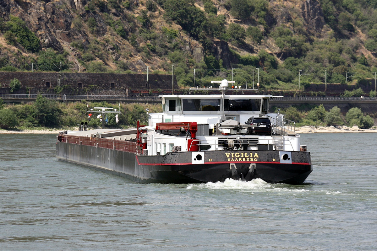 GMS VIGILIA (ENI:048006310) L.135 m B.11,45 m T 3535 Flagge Deutschland auf dem Rhein zu Tal am 12.06.2023 in Oberwesel.