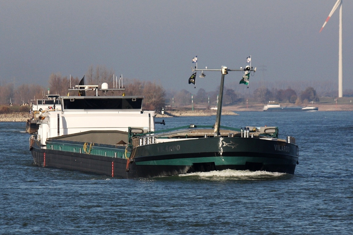 GMS Vilardo (Europa-Nr:06105040) Maschine Caterpillar 1836 PS am 15.11.2018 bei der Bergfahrt auf dem Rhein bei Xanten.