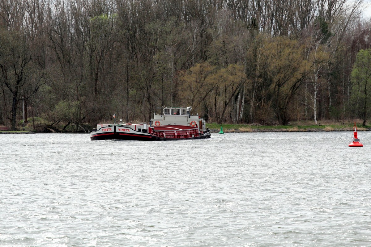 GMS Vineta (04008920 , 67 x 8,20m) am 13.04.2015 auf Havel-Bergfahrt am  Deetzer Knie . Die Fzg. müssen dort jeweils um ca. 90 Grad die Fahrtrichtung verändern.