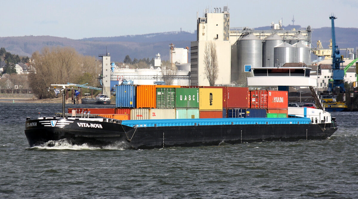 GMS VITA-NOVA (ENI:02331793) L. 135 m B.11,45 m T 3768 TEU 256 Flagge Niederlande auf dem Rhein am 07.04.2022 zu Tal in Andernach.