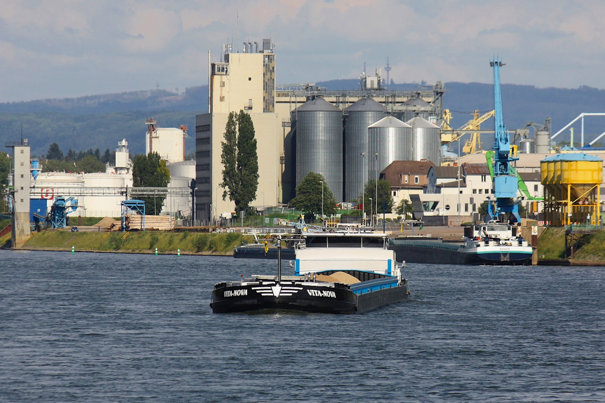 GMS VITA-NOVA (ENI:02331793) L.135 m B.11,45 m T.3768 TEU 256 Flagge Niederlande auf dem Rhein am 11.06.2022 zuTal in Andernach.