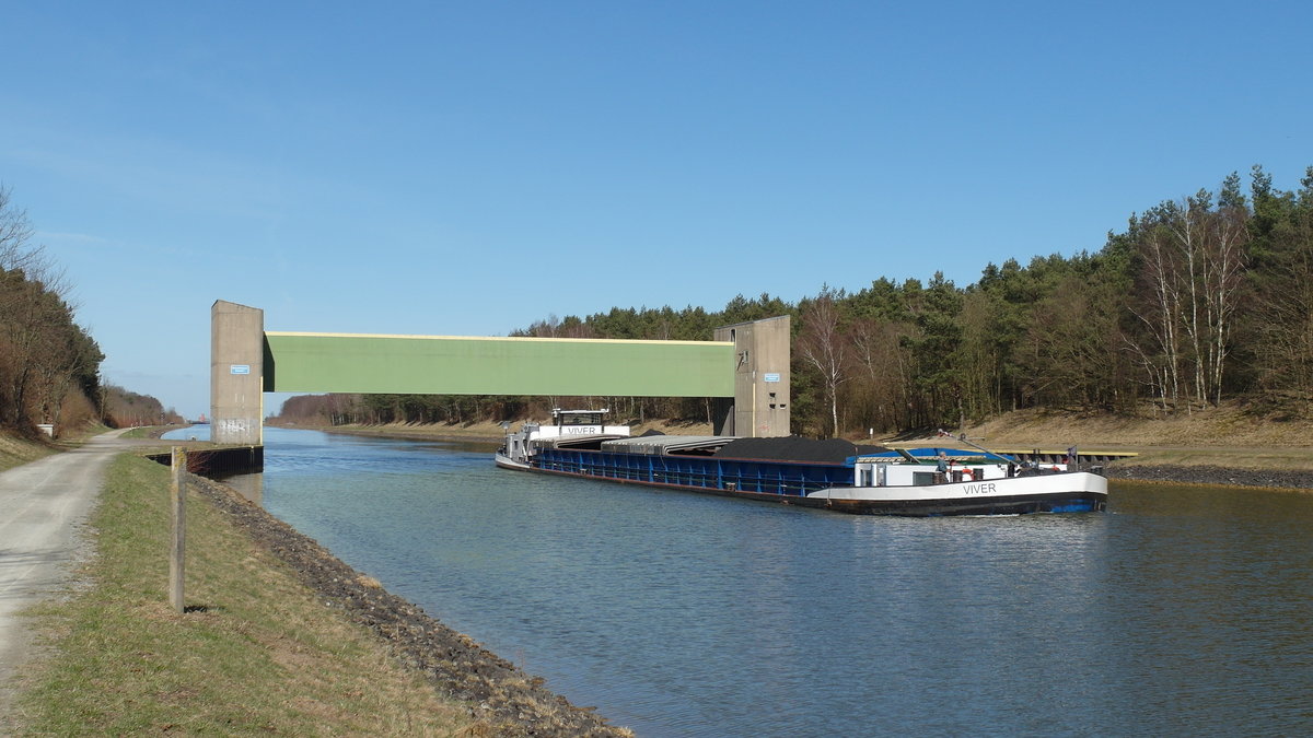 GMS VIVER, Buxtehude ENI 04802570 auf dem  Heide-Suez  (Elbe-Seitenkanal) am Sicherheitstor Erbstorf mit Kurs Uelzen ; 06.04.2018
