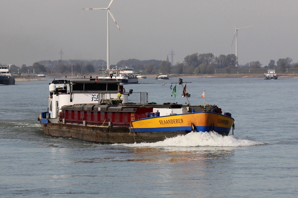 GMS Vlaanderen (EIN:06002294) Baujahr 1950 Maschine Caterpillar 1000 PS am 09.10.2018 auf dem Rhein bei Xanten zu Berg.