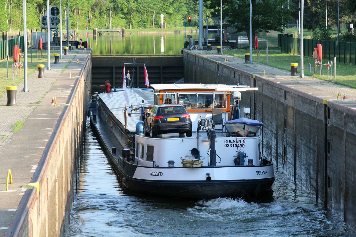 GMS Volenta (03310490 , 60,92 x 6,65m) am 11.05.2018 in der Schleuse Hesselte (DEK) bei der Bergschleusung.