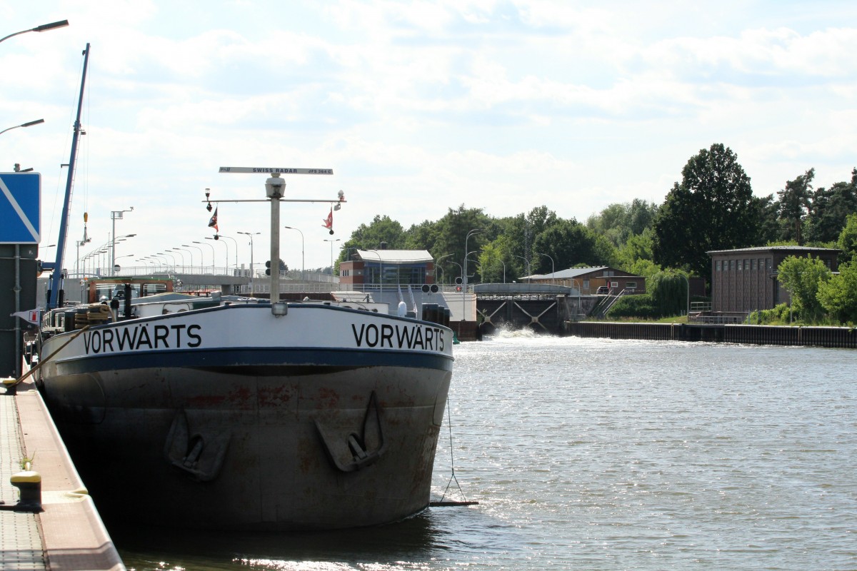 GMS Vorwärts (04005020 , 69,80 x 8,20) liegt am 23.06.2014 im Elbe-Havel-Kanal an der Schleuse Wusterwitz. 