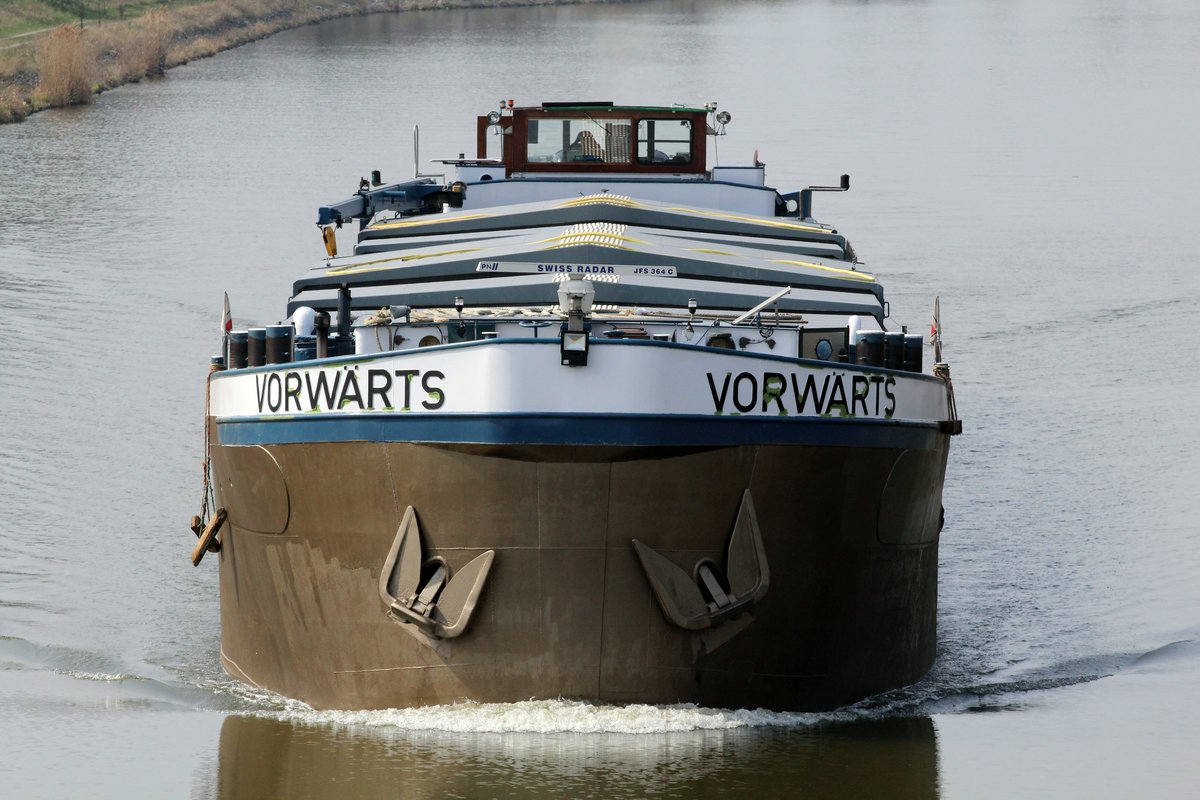 GMS Vorwärts (04005020 , 69,80 x 8,20m) am 05.04.2016 im Elbe-Havel-Kanal bei Kader Schleuse mit Fahrtrichtung Schleuse Wusterwitz.