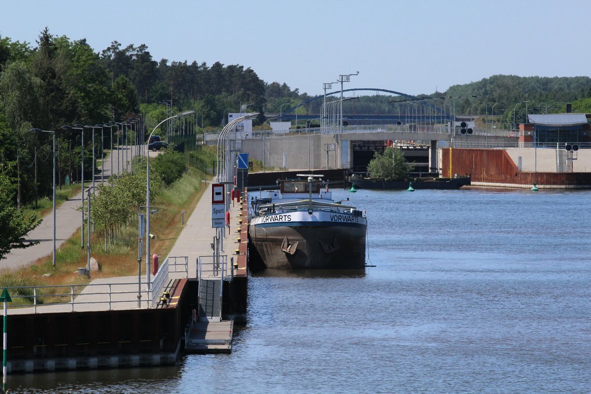 GMS Vorwärts (04005020) lag am 01.06.2017 im Unterwasser der Schleuse Wusterwitz. Im Hintergrund die neu gebaute Südkammer - die seit Jahren nicht in Betrieb genommen wird. Davor ein quer gestellter Prahm , in diesem wachsen schon kleine Bäumchen.  