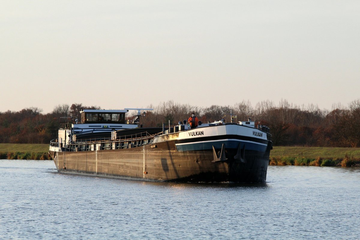 GMS Vulkan (04014600 , 80 x 8,20m) am 24.11.2016 vom Mittellandkanal kommend bei der Einfahrt in den Schleusenbereich / Oberen Vorhafen der Schleuse Rothensee.