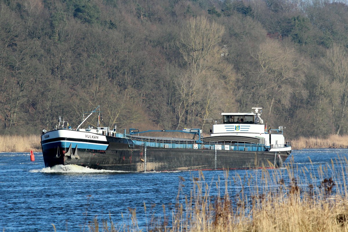 GMS Vulkan (04014600 , 80 x 8,20m) am 14.02.2017 auf der Elbe bei Artlenburg auf Talfahrt.