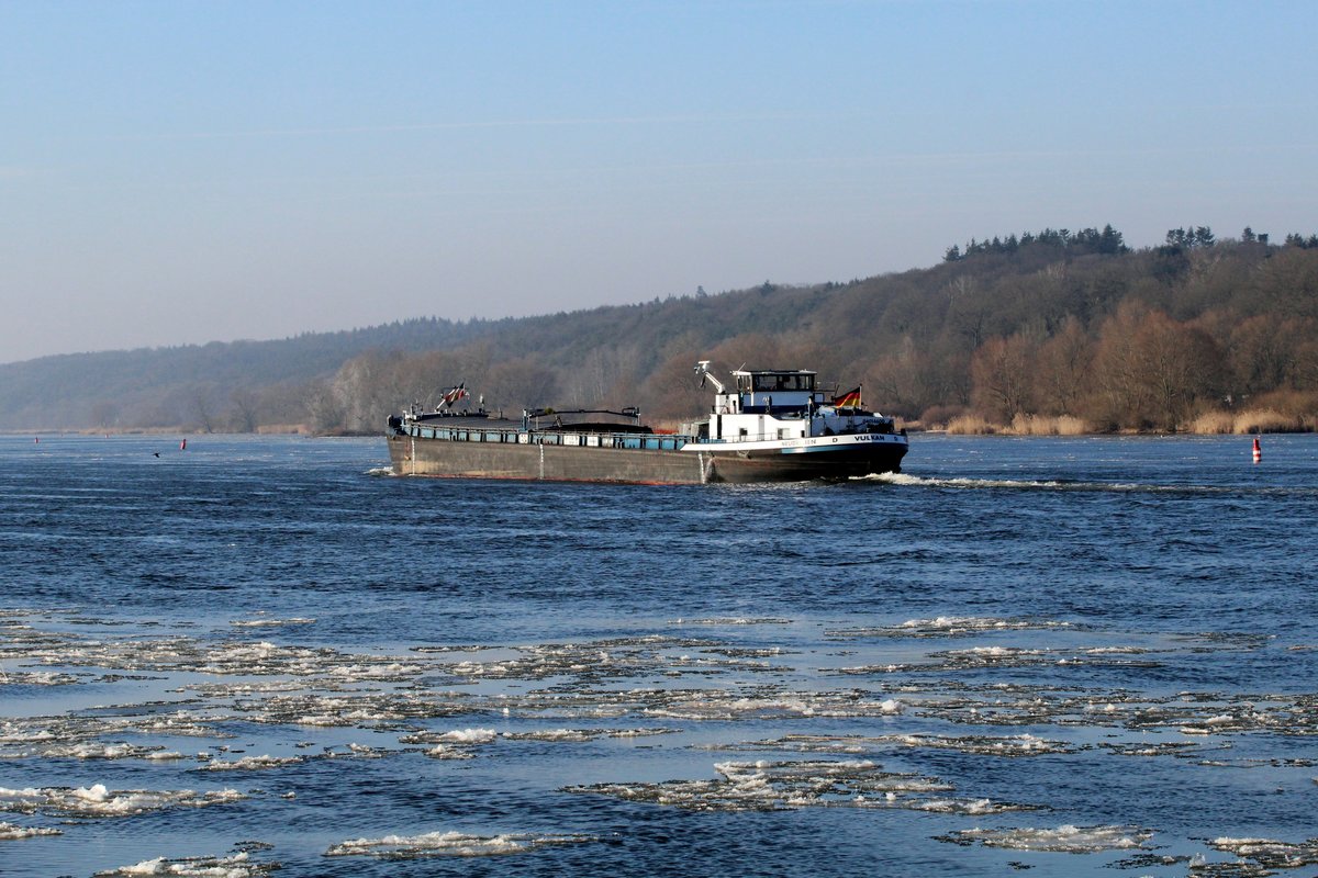 GMS Vulkan (04014600 , 80 x 8,20m) am 14.02.2017 auf der Elbe bei Artlenburg auf Talfahrt.