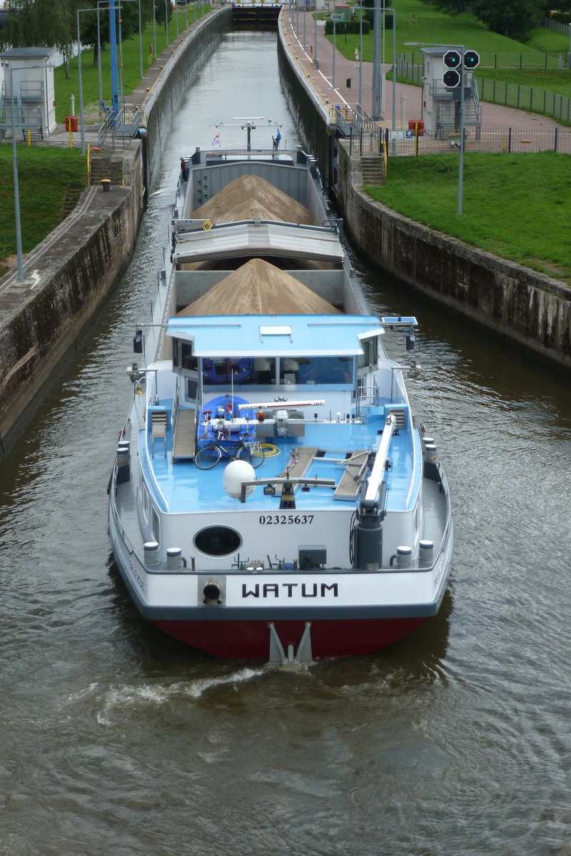 GMS 'WATUM' (Flagge: NL, ENI 02325637) fährt auf Bergfahrt in die Mainschleuse bei Klingenberg ein. Aufnahmedatum: 14.08.2017.