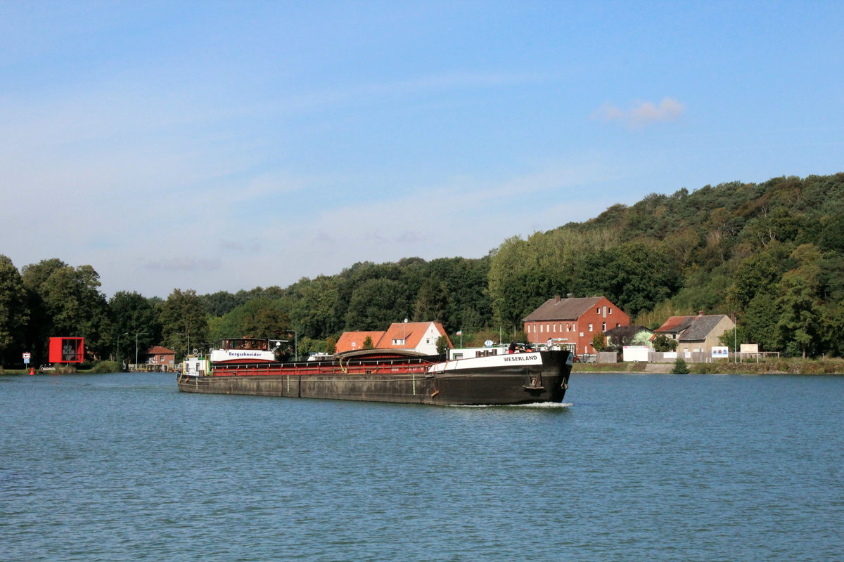 GMS  WESERLAND  (04019470 , 79,4 x 8,17m) kam am 02.10.2020 aus dem nördlichen Teil des  DORTMUND-EMS-KANALES  und fuhr hier im Nassen Dreieck weiter im DEK zu Berg.