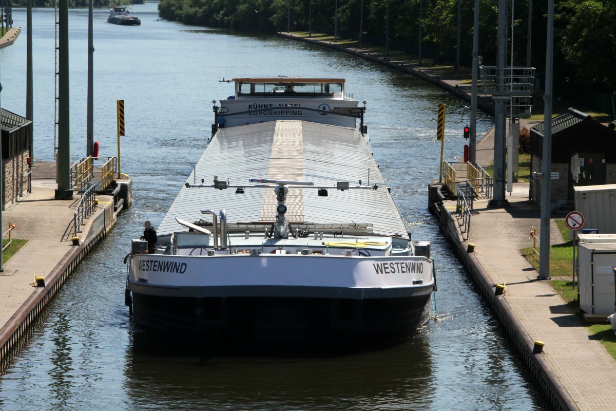 GMS WESTENWIND (02329249 , 105 x 10m) am 10.07.2015 bei der Einfahrt in die Südkammer der Main-Schleuse Griesheim. Das GMS wurde zu Tal geschleust.