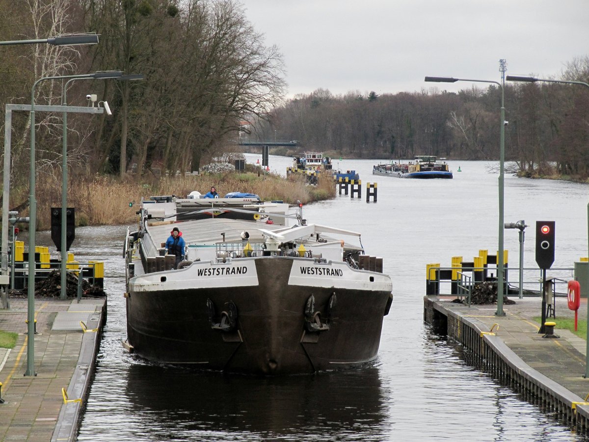 GMS Weststrand (04030830 , 66,90 x 8,19m) am 14.12.2017 bei der Einfahrt in die Nordkammer der Schleuse Kleinmachnow zur Talschleusung.