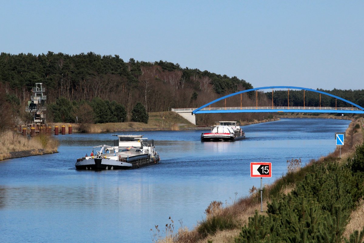 GMS Weststrand (04030830 - im Vordergrund) und GMS Niedersachsen 9 (04002180) am 01.04.2016 im Elbe-Havel-Kanal bei Niegripp mit Fahrtrichtung Westen.