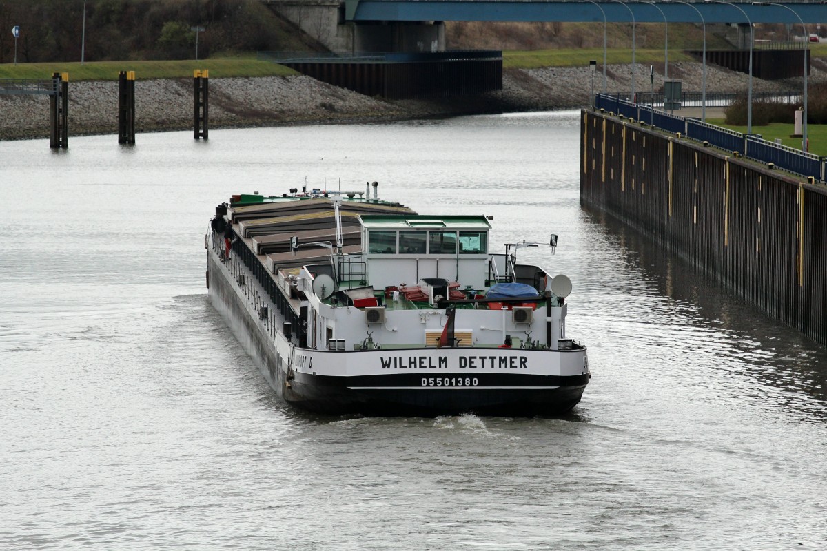GMS Wilhelm Dettmer (05501380 , 110 x 10,5m) am 18.12.2014 nach der Talschleusung in der Schleuse Rothensee im RVK Richtung Magdeburger Häfen.