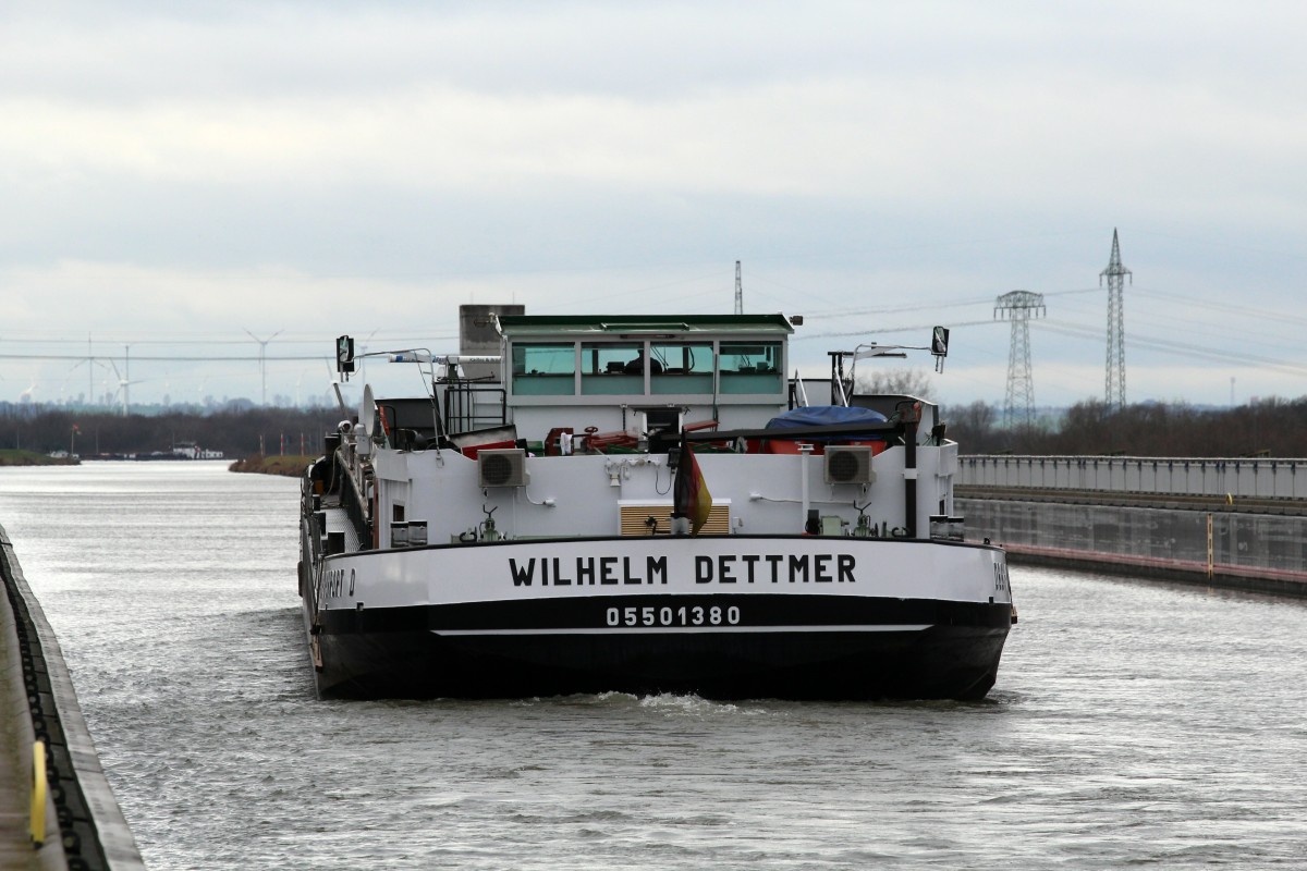 GMS Wilhelm Dettmer (05501380 , 110 x 10,50m) am 18.12.2014 auf der Trogbrücke am Wasserstrassenkreuz Magdeburg mit Fahrtrichtung Schleuse Rothensee.