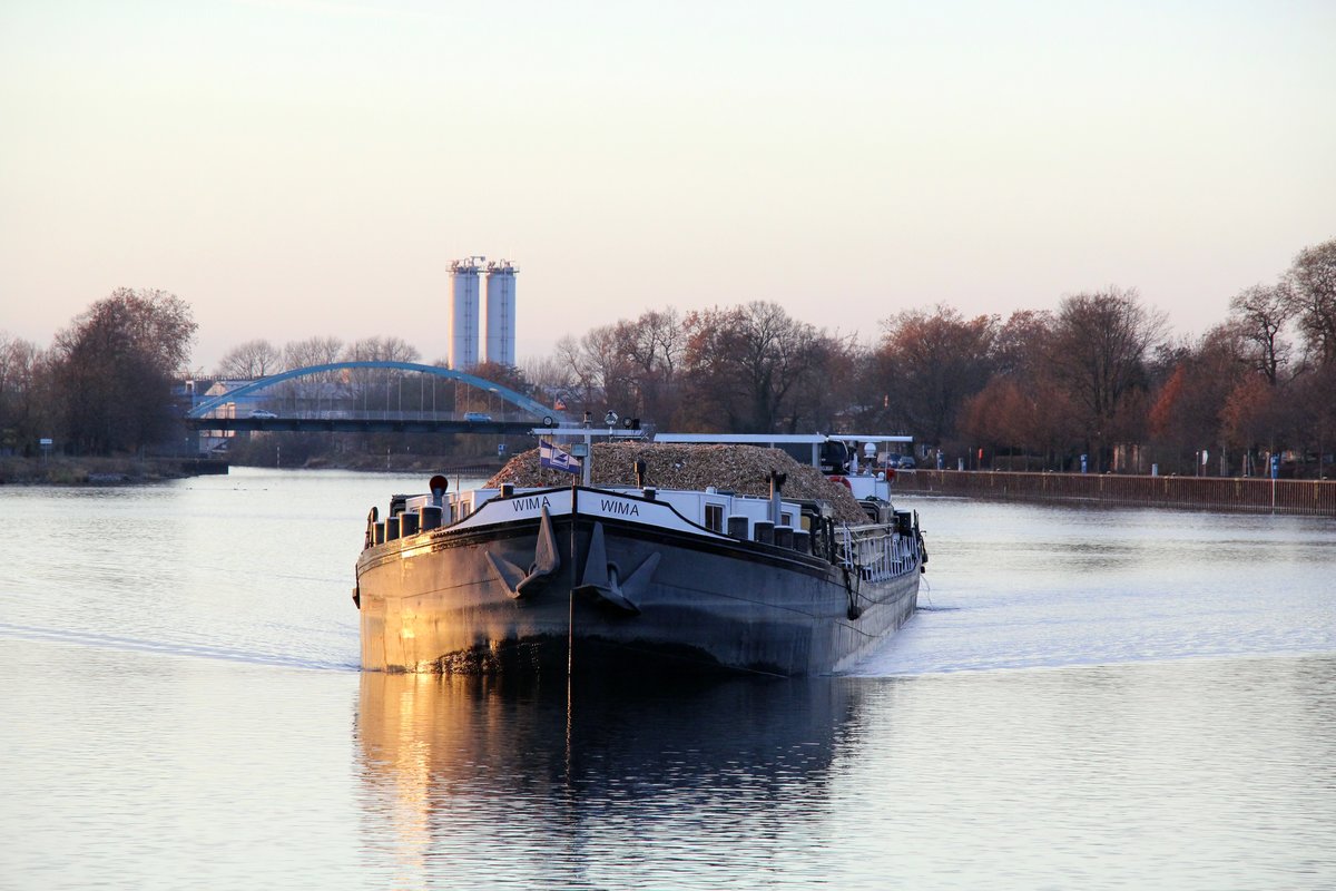 GMS Wima (04801230 , 80 x 9,5m) am 03.12.2018 auf der Havel zu Berg vor der Vorstadtschleuse Brandenburg.