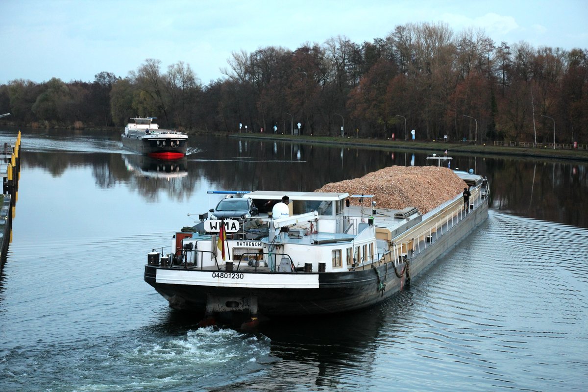 GMS Wima (04801230 , 80 x 9,5m) wurde am 03.12.2018 in der Nordkammer der Vorstadtschleuse Brandenburg/Havel zu Berg geschleust und machte nach der Ausfahrt Feierabend. Im Hintergrund kam das GMS Da Capo (04300130) aus Berlin zu Tal.