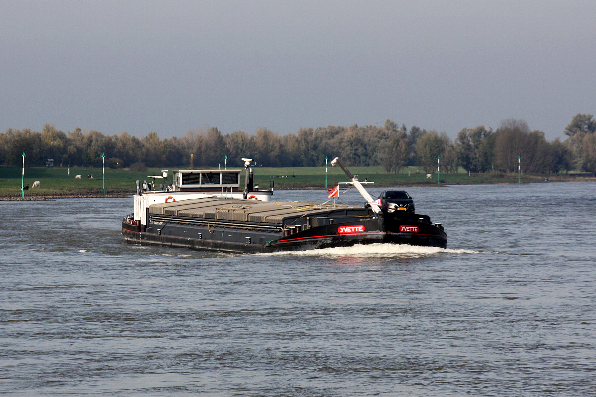 GMS Yvette (ENI:02317788) L.86m B.11,05m To.2100 Baujahr 1958 am 323.10.2019 bei Xanten zu Berg.