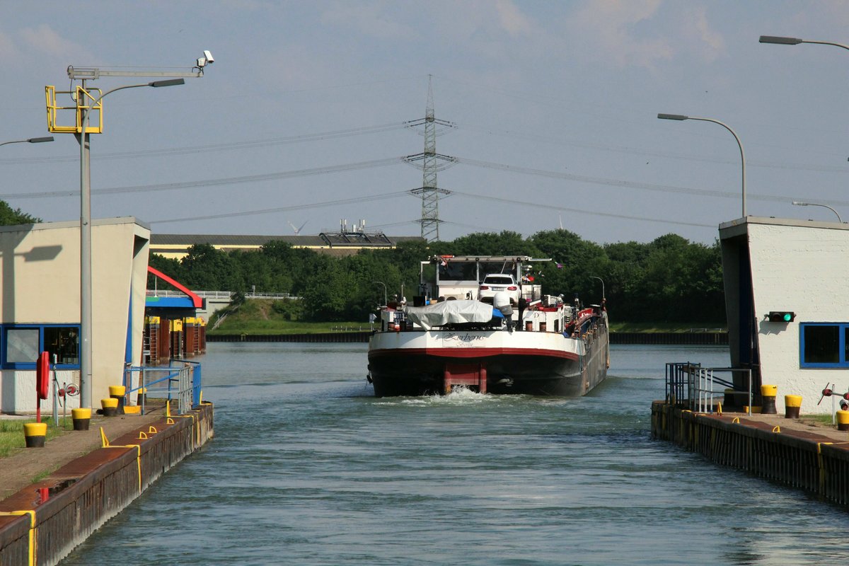 GMS Zerberus (04013780 , 83,95 x 9,50m) am 14.05.2018 beim Verlassen der kl. Kammer Schleuse Friedrichsfeld (WDK) zu Berg.