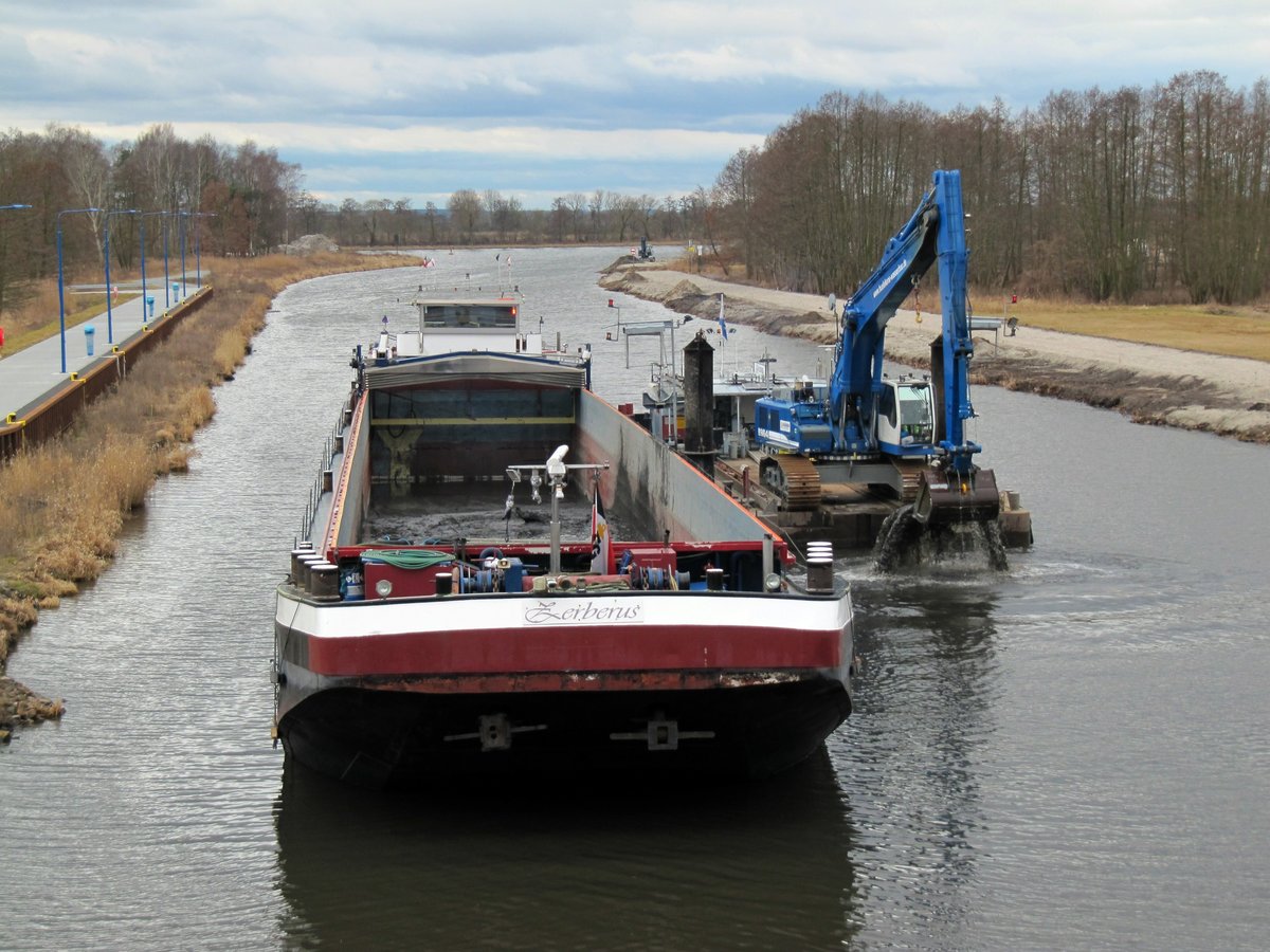 GMS Zerberus (04013780 , 84 x 9,50m) wurde am 13.03.2018 im Havelkanal bei Paretz mit Aushubmaterial beladen. An der neuen Liegestelle wird wohl auch noch viel zu baggern sein. 