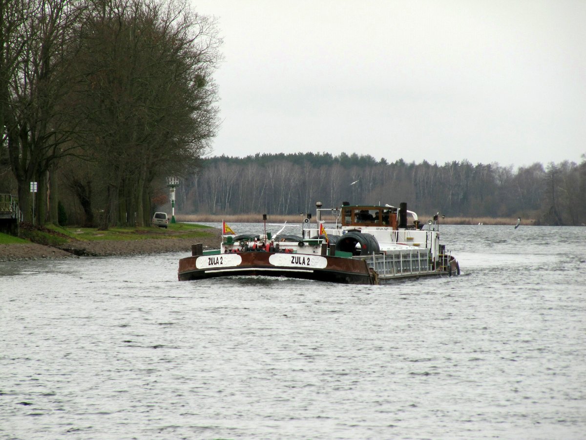 GMS Zula 2 (08340079 , 56,6 x 7,58m) am 14.12.2017 im Sacrow-Paretzer-Kanal / UHW bei Schlänitzsee zu Berg.