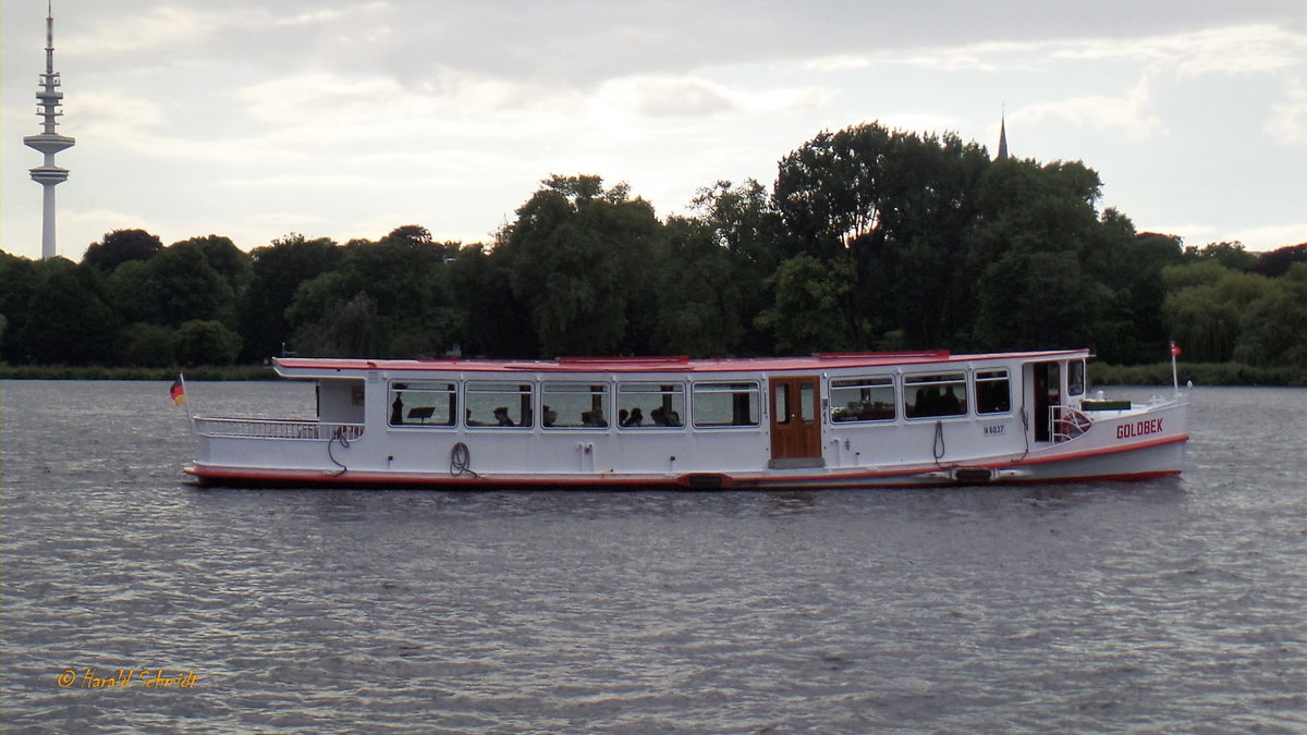 GOLDBEK (H 6037) am 19.8.2017, Hamburg, auf der Außenalster

Fahrgastschiff / Lüa 22,22 m, B 4,96 m, Tg 1,46 m / 1951 bei Oelkers in Hamburg-Neuhof, DES mit MWM Dieselgenerator, 74 kW (100 PS), 200 Pass. / Alster-Touristik GmbH (ATG) /
1961 MS mit Daimler-Benz, 92 kW (125 PS) / 1971 Anbau von Anlegemagneten / 1987 Totalumbau zum „Salondampfer“, 35 Pass. , neuer Motor /  2013 70 Pass., neuer Motor, 150 kW (204 PS)  / 


