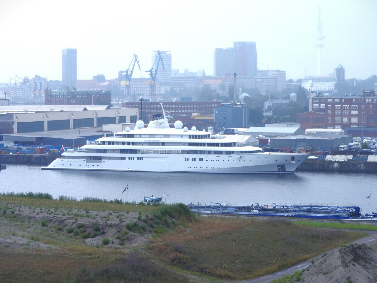  Golden Odyssey  am 22.07.2017 (IMO / MMSI 9648788 / 310724000) im Hamburger Hafen.
In der Rangliste der größten Yachten der Welt steht die Superyacht Golden Odyssey auf Platz 36.