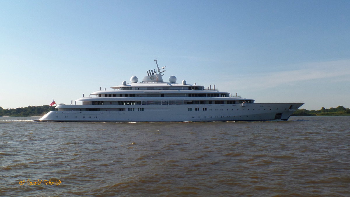 GOLDEN ODYSSEY (IMO 9648788) am 15.8.2017, Hamburg auslaufend nach einem Werftaufenthalt bei Blohm + Voss, Elbe Höhe Wittenbergen / 
Ex-Name: Projekt TATIANA / 
Motor-Mega-Yacht  / BRZ 7.600 / Lüa 123,2 m, B 17,9 m, Tg 4,9 m / gebaut 2015 bei Lürssen, Lemwerder /  Flagge: Bermuda, Heimathafen: Hamilton  / 
