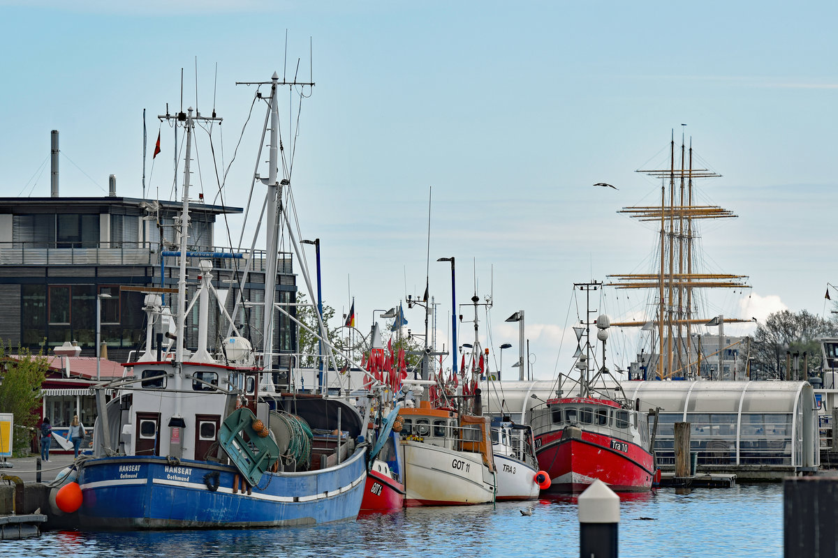 GOT 10 ( Hanseat , im Vordergrund) und weitere Fischereifahrzeuge am 25.04.2020 im Hafen von Lübeck-Travemünde