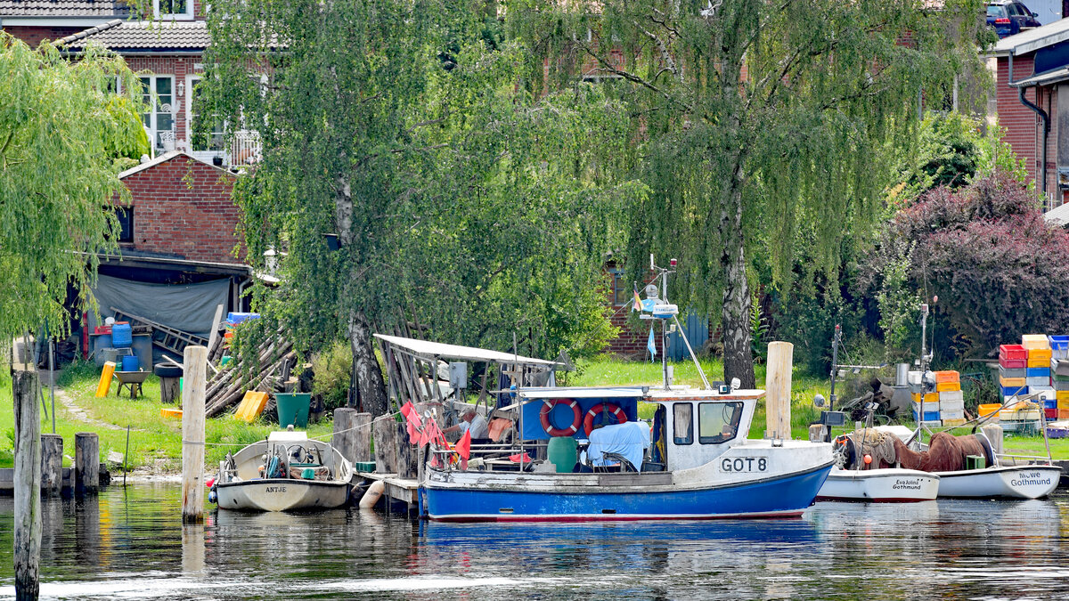 GOT 8 und kleine Fischerboote am 03.07.2022 in Lübeck-Gothmund