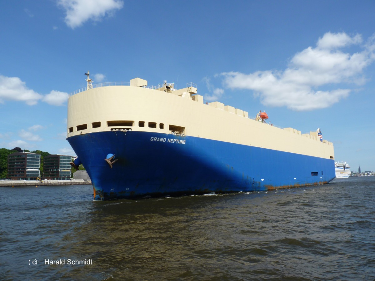 GRAND NEPTUN (IMO 9303209) am 3.6.2013, Hamburg auslaufend, Höhe Neumühlen /
Autotransporter / BRZ 59.217 / Lüa 199,9 m, B 32,26 m, Tg 9,6 m / 14.280 kW, 19,8 kn / Kapazität: 6.400 Kfz / gebaut 2006 in Japan / Flagge + Heimathafen: Panama
