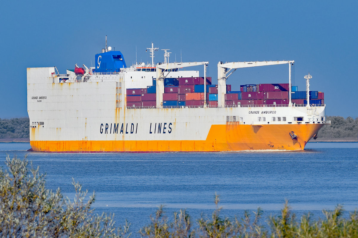 GRANDE AMBURGO, Ro-Ro/Container,IMO 9246607, Baujahr 2003, 1321 TEU, 214 × 32.3m. Oktober 2017 querab Krautsand