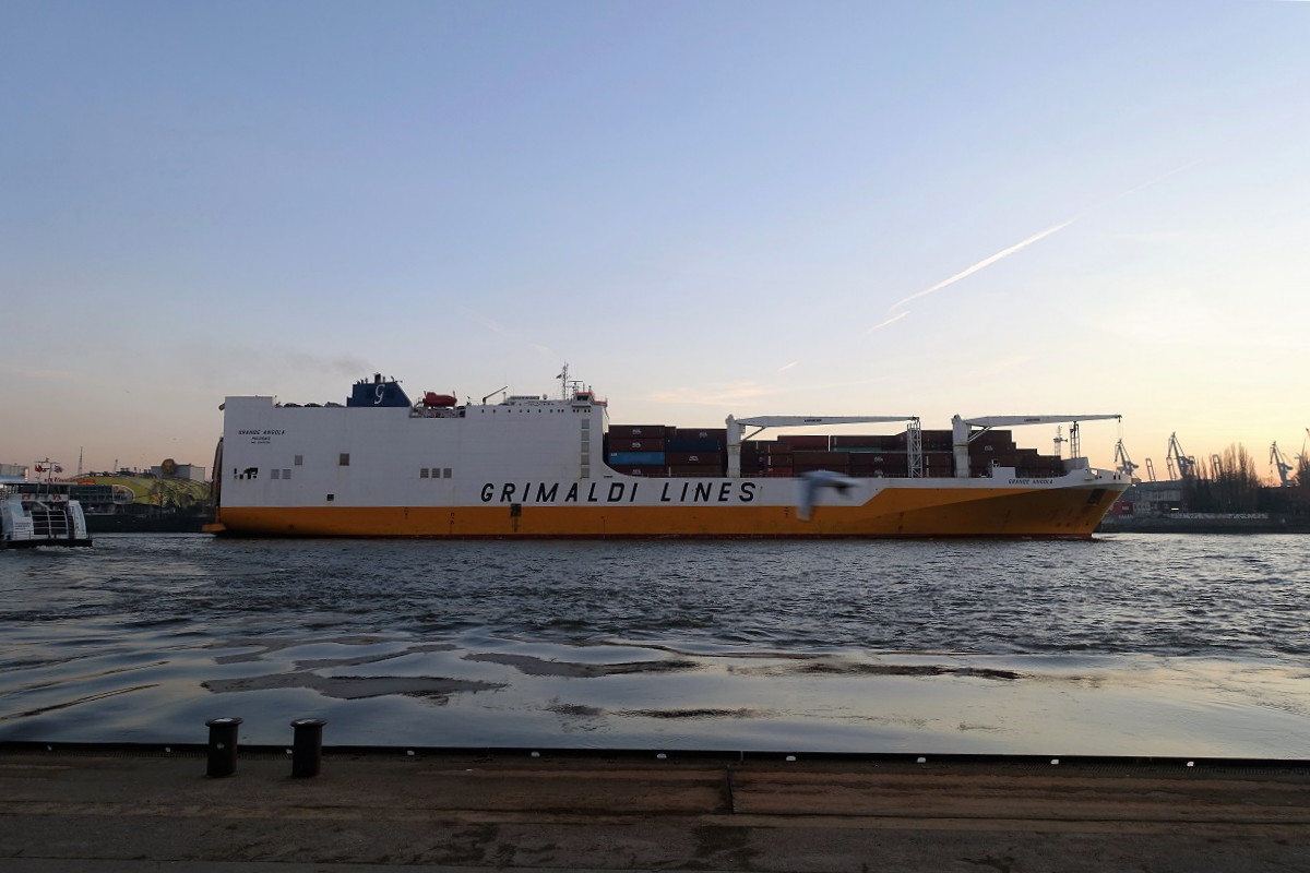 GRANDE ANGOLA (IMO 9343156) am 26.2.2019, Hamburg, Elbe Höhe Landungsbrücken / RoRo / ConRo-Schiff / BRZ 47.115 / Lüa 210,92 m, B 32,26 m, Tg 9,75 m / 1 Diesel, Uljanik-MAN B&W 8S60MC-C, 19.040 kW (25.887 PS), 19 kn / 800 TEU, 2.500 Fahrzeuge, 12 Pass., Rampenlast: 250 t / gebaut 2008 bei Uljanik Werft, Pula, Kroatien / Eigner: Grimaldi Deep Sea SPA / Flagge: Italien, Heimathafen: Palermo /