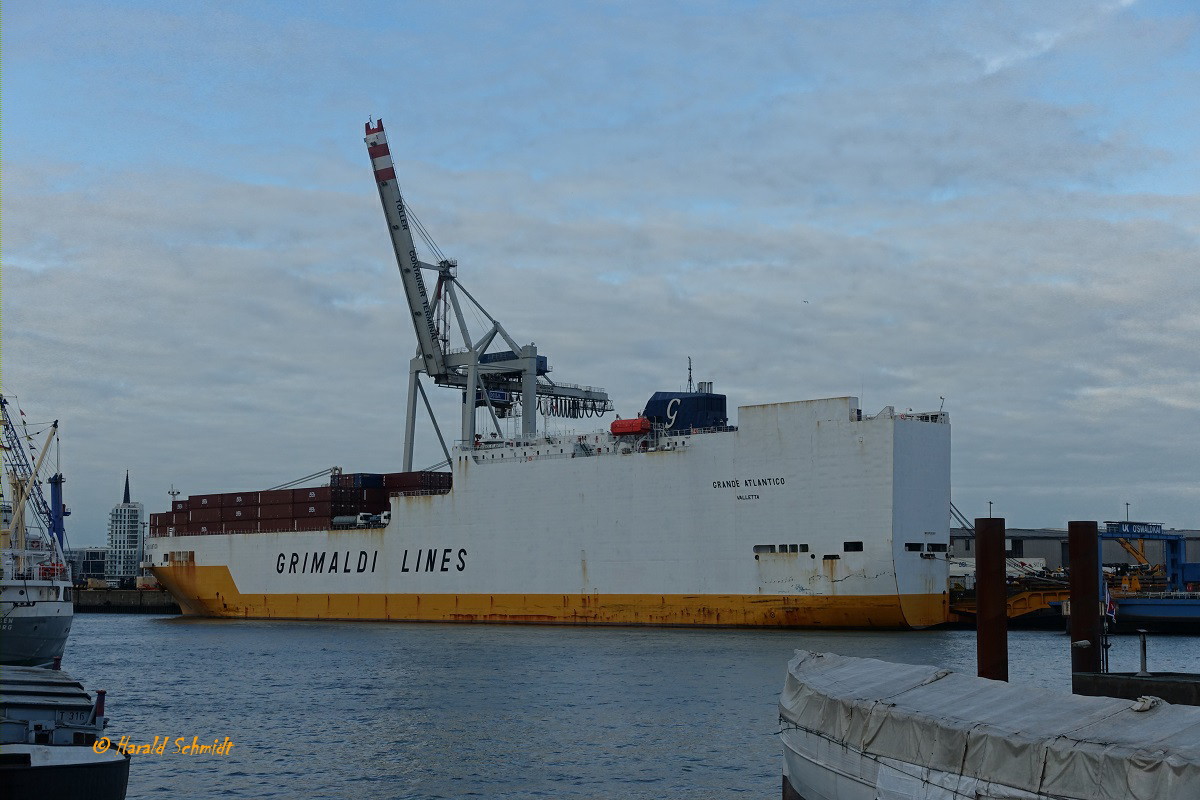 GRANDE ATLANTICO (IMO 9130951) am 16.10.2021: Hamburg, Hansahafen /
RoConr + RoRo / BRZ 56.642 / Lüa 213,9 m, B 32,25 m, Tg 9,7 m / 1 Diesel, Wärtsilä 7RTA62U, 15.540 kW (21.127 PS), 18,5 kn / 3.515 Kfz, 194 LKW, 1.321 TEU / gebaut 1999 bei Fincantieri-Cantieri Navali Italiani Werft Palermo, Italien / Flagge: Malta, Heimathafen: Valetta /Eigner: Atlantic Container Line, USA, Operator:  Grimaldi, Neapel, Italien / Italien
