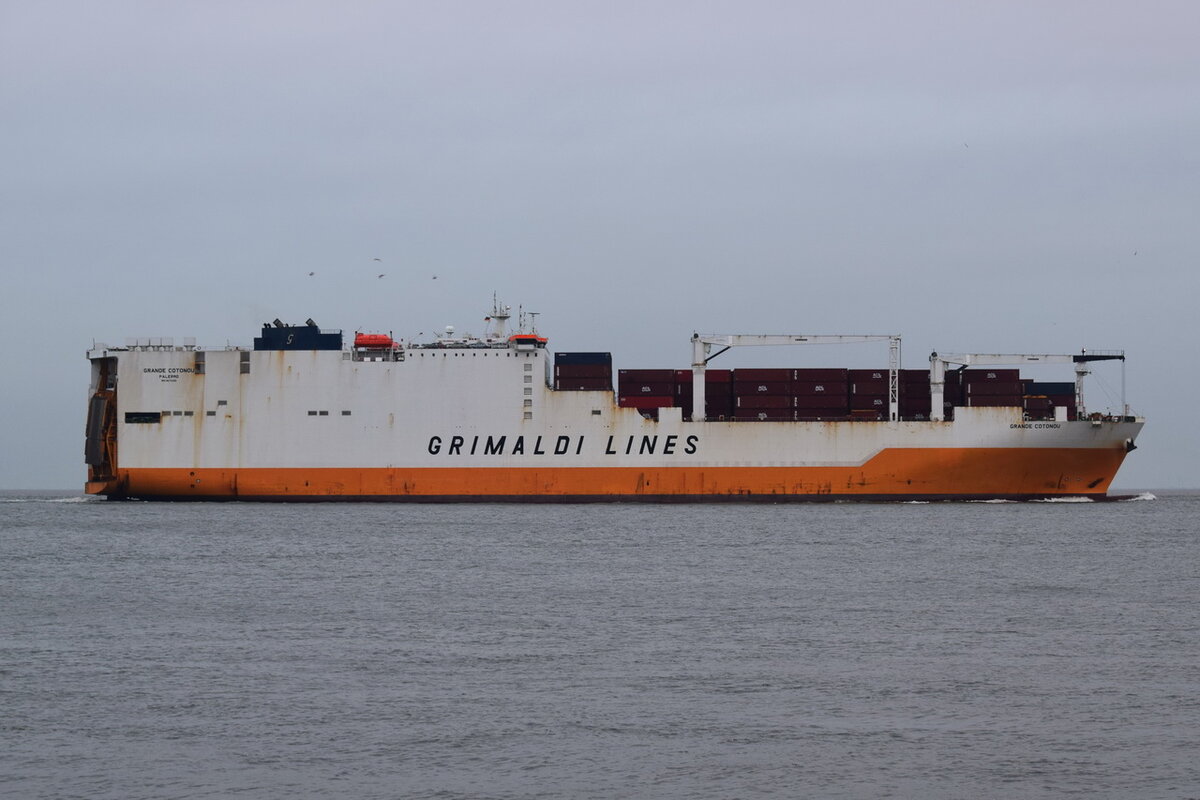 GRANDE COTONOU , Ro-Ro/Containerschiff , IMO 9672105 , 236.32 x 36.16 m , Baujahr 2015 , 1614 TEU , Cuxhaven , 09.11.2021