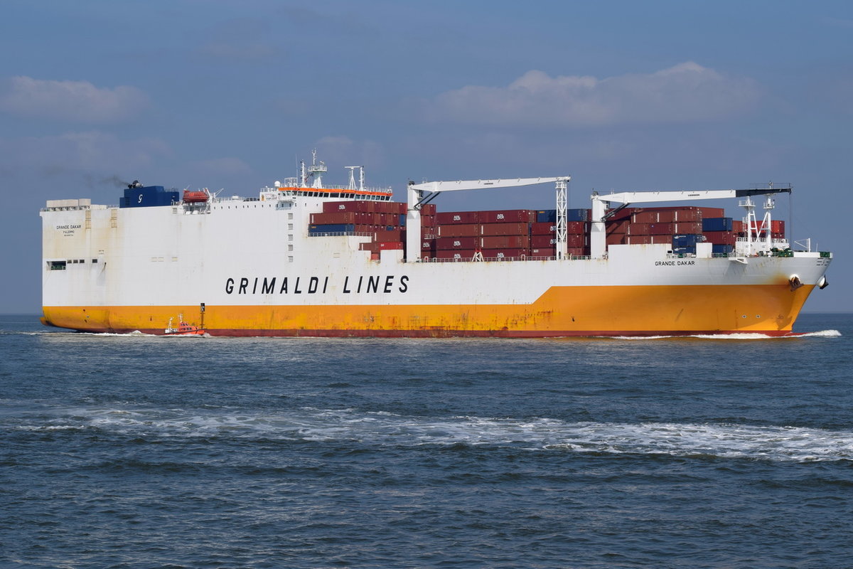 GRANDE DAKAR , Ro-Ro Cargo , IMO 9680724 , Baujahr 2015 , 236.32m × 36.16m , 1200 TEU , bei der Alten Liebe Cuxhaven am 04.09.2018