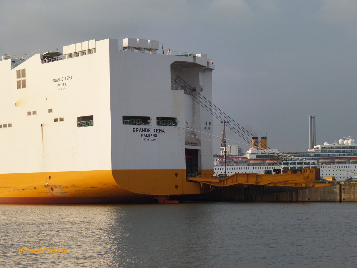 GRANDE TEMA (IMO 9672090) am 30.8.2015, Detail Laderampe, Hamburg, Liegeplatz  O´swaldtkai /
RoRo-ConRo- Schiff / BRZ 71.543  / Lüa 236,3 m, B 36,16 m, Tg 13,87 m / 1 Diesel, MAN B&W/ Hyundai, 17.400 kW (23.660 PS) 18,5 kn / gebaut 2014 bei Hyundai Mipo Dockyard, Südkorea /
