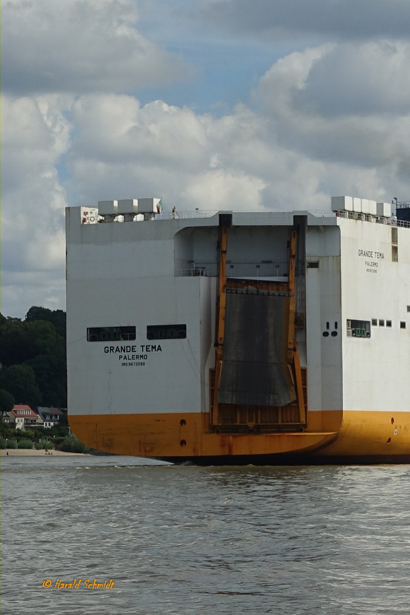 GRANDE TEMA (IMO 9672090) am 30.8.2015, Detail Laderampe, Hamburg einlaufend, Elbe Höhe Bubendeyufer /
RoRo-ConRo- Schiff / BRZ 71.543  / Lüa 236,3 m, B 36,16 m, Tg 13,87 m / 1 Diesel, MAN B&W/ Hyundai, 17.400 kW (23.660 PS) 18,5 kn / gebaut 2014 bei Hyundai Mipo Dockyard, Südkorea /
