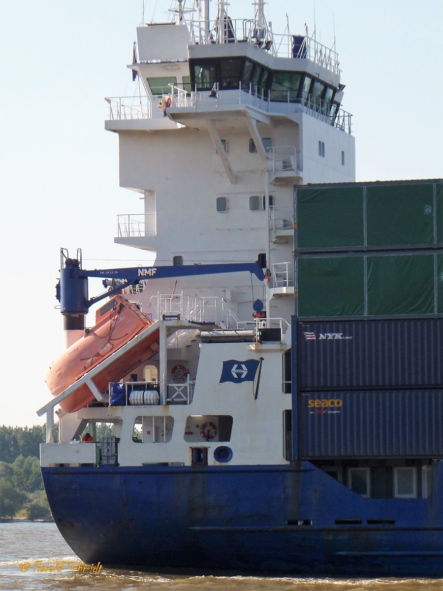 GREETJE (IMO 9186388) am 15.8.2017, Aufbau mit Redeereimarke, Hamburg auslaufend, Elbe Höhe Wittenbergen / 
Ex-Name: LAPPLAND /
Feederschiff / BRZ 5056 / Lüa 117,9 m, B 16,16 m, Tg 7,09 m / 1 Diesel, MAN B&W: 8L40/54, 5760 kW ( 7.833 PS), 16,5kn / TEU 658, davon 102 Reefer / gebaut 1998 bei Sietas, HH-Neuenfelde / Flagge: NL, Heimathafen: Heerenveen, NL / Eigner: Reederei Petra Heinrich KG, Jork, Bereederung: H.H. Shipping GmbH & Co. KG, Jork /
