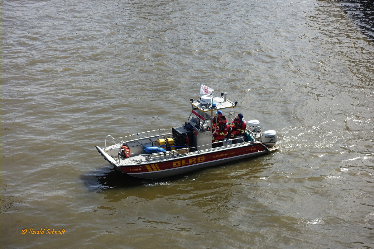 GREIF 5 (DLRG) am 11.5.2019 (Hafengeburtstag) auf Absicherungsfahrt: Hamburg Elbe hinter der Überseebrücke /

Motorrettungsboot der DLRG / Lüa 7,45 m, B 2,5 m, Tg 0,3 m / Maschinenleistung: 2x75 PS / Indienststellung: 2013 / Eigner: DLRG Hamburg, Bezirk Altona /
