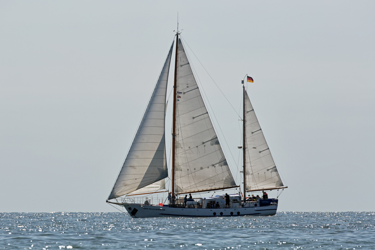 GREIF VON UECKERMÜNDE (ehem. Pionierschiff IMMER BEREIT) bei Gegenlicht vor Rügens Kreideküste. - 20.05.2018




