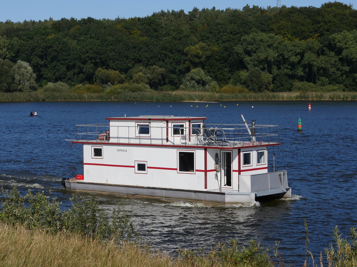 GRIPSHOLM ein Hausboot mit Nr HL-AG 68 beim Einlaufen in den Elbe-Seitenkanal; Artlenburg, 20.09.2020
