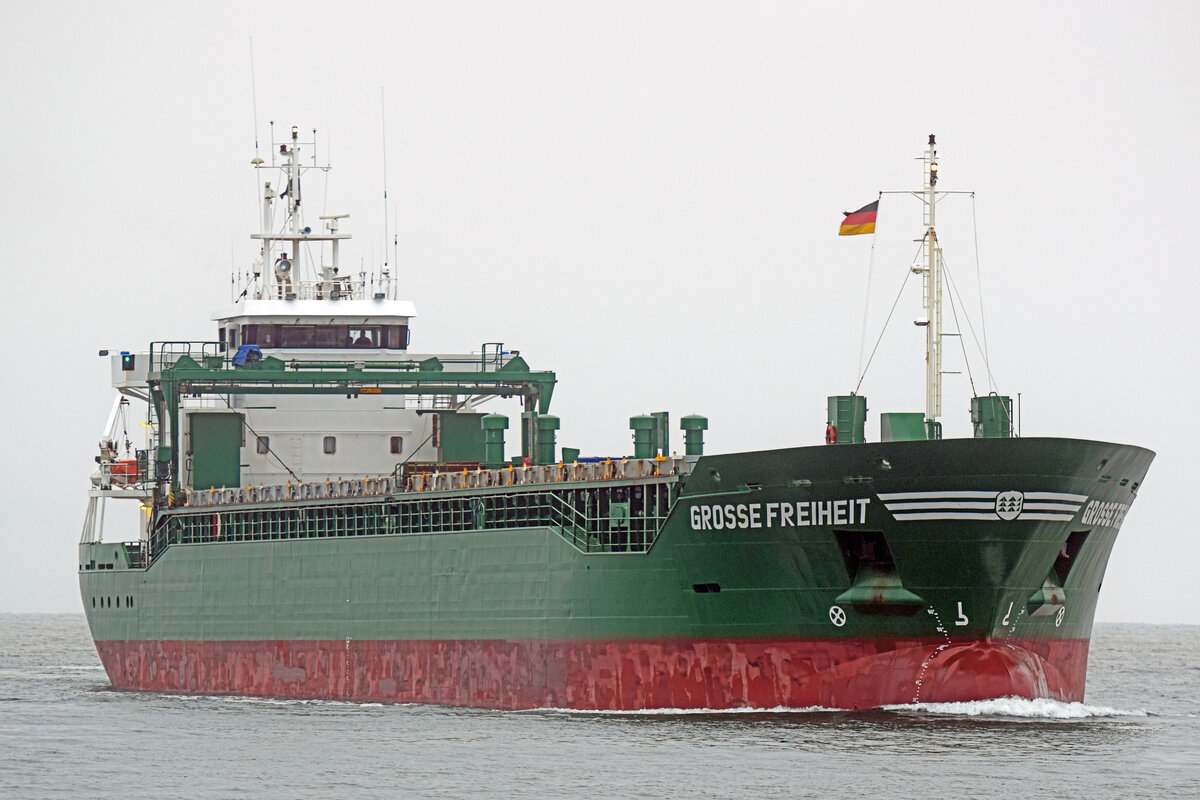 GROSSE FREIHEIT (IMO 9507142) am frühen Morgen des 25.08.2022 in der Ostsee vor Lübeck-Travemünde