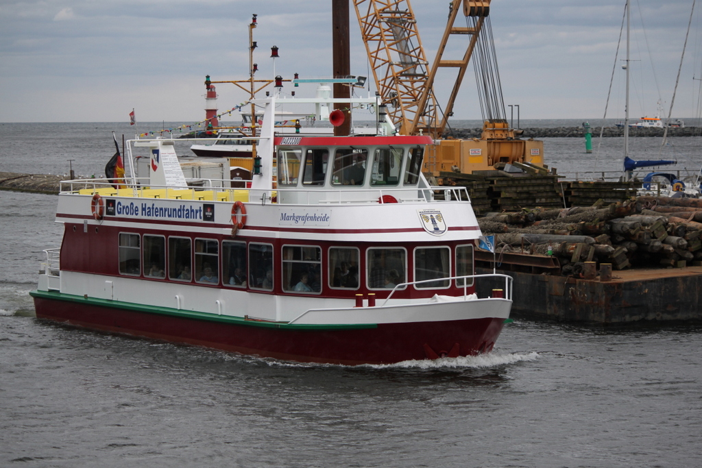 Große Hafenrundfahrt mit dem Fahrgastschiff Markgrafenheide am Mittag des 01.05.2018 in Warnemünde.