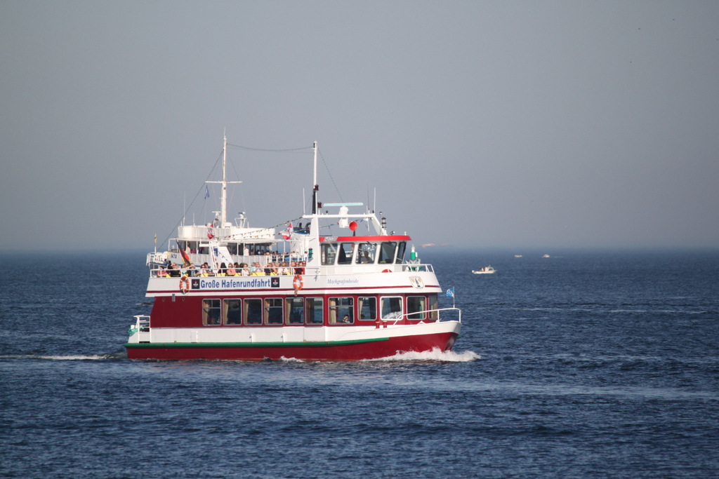 Große Hafenrundfahrt mit dem Fahrgastschiff Markgrafenheide im Seekanal von Warnemünde.13.10.2018