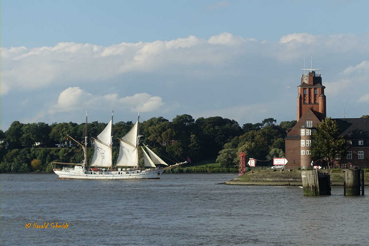 GROßHERZOGIN ELISABETH (IMO 5309413) am 7.9.2020, Hamburg unter Segel einlaufend, Elbe Höhe Finkenwerder-Lotsenhöft, Begleitschiff bei der Einlaufparade der „PEKING“ / Ex-Namen: SAN ANTONIO, ARIADNE / 
Dreimastgaffelschoner, Schulschiff der Jade Hochschule Elsfleth  / BRZ 489 / Lüa 63,7 m, B 8,23 m, Tg 2,7 m / 1 Diesel, 294 kW (400 PS), 7,5 kn / Segelfläche: 1010 m² / gebaut 1909 bei Jan Smit in Alblasserdam, NL, als Frachtsegler mit Diesel-Hilfsmotor /  Eigner seit 1982: Schulschiffverein „Großherzogin Elisabeth“ e. V., Flagge: Deutschland, Heimathafen: Elsfleth /
